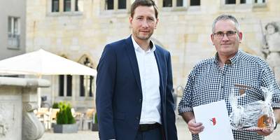 Am 5. September übergab Oberbürgermeister Daniel Szarata die Ernennungsurkunde an Ortsbürger-meister Rüdiger Müller ©Stadt Halberstadt