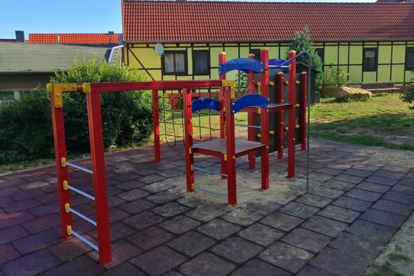 Spielplatz mit Klettergerüst [(c) KITA und Hort Hoppelnase]