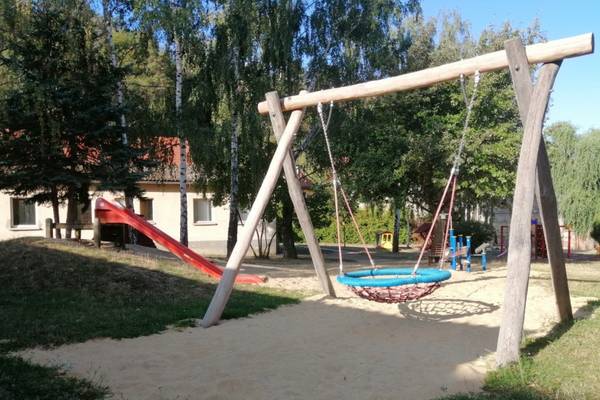 Spielplatz mit Nestschaukel [(c) KITA und Hort Hoppelnase]